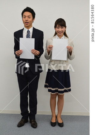 表彰される男女 81564380