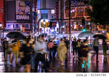 日本の東京都市景観 150万人超、国内累計感染者数。22時過ぎ、雨でも多くの人出…＝9月1日、渋谷　 81564786