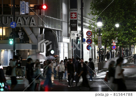 日本の東京都市景観 150万人超、国内累計感染者数。22時過ぎ、雨でも多くの人出…=9月1日、渋谷 日本の東京都市景観 150万人超、国内累計感染者数。22時過ぎ、雨でも多くの人出…=9月1日、渋谷 81564788