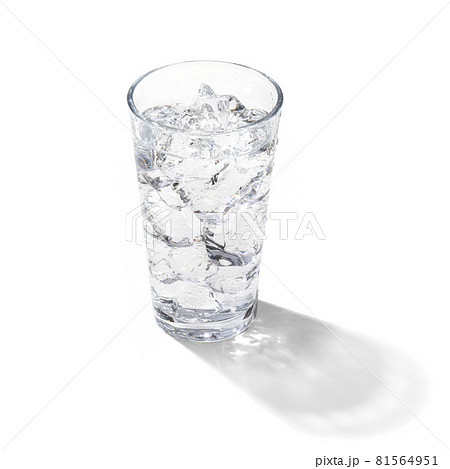 氷の入ったグラスに注がれた水。もしくは透明なお酒 81564951