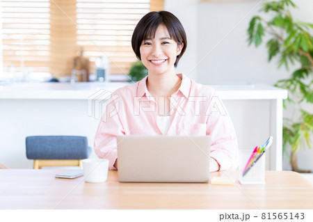 リビングでテレワークをする女性 リビングでテレワークをする女性 81565143