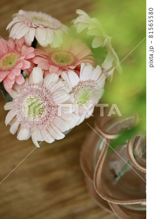 ピンクのガーベラの花束 花瓶の花 ピンクのガーベラの花束 花瓶の花 81565580