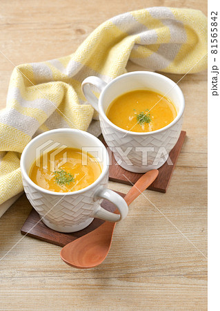カボチャ (バターナッツ南瓜)のスープ・ポタージュ 。野菜スープ。 カボチャ (バターナッツ南瓜)のスープ・ポタージュ 。野菜スープ。 81565842