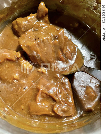 ステンレス鍋で温めているゴロッと塊ビーフのルーカレー 81565844