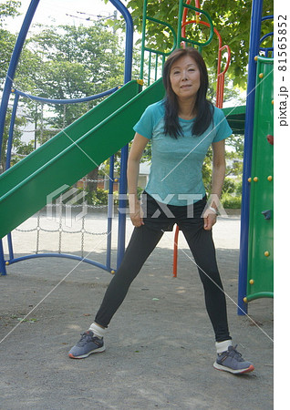 ボルダリングとストレッチする長身美女 ボルダリングとストレッチする長身美女 81565852