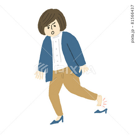 靴ズレ　靴ずれの女性　足が痛い人　足が痛い女性 81566437