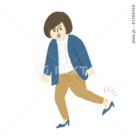 かかとの靴擦れ　かかとが靴擦れした女性　靴擦れ 81566438