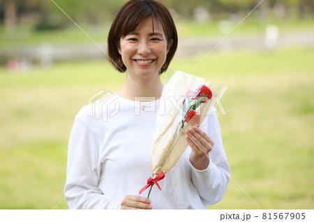 カーネーションを持つ女性 81567905