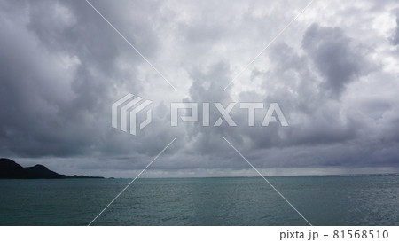 どんより曇り空と海 どんより曇り空と海 81568510