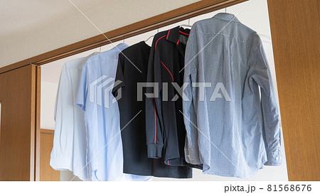 梅雨の時期に洗濯物を部屋で干す｜洗濯物の部屋干し・陰干し 81568676