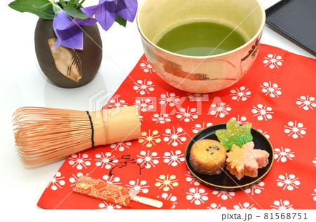 茶道に使う袱紗の上のお盆に乗ったゼリーと桔梗の生花と抹茶と茶筅・秋イメージ 茶道に使う袱紗の上のお盆に乗ったゼリーと桔梗の生花と抹茶と茶筅・秋イメージ 81568751
