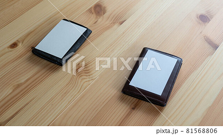 木目テーブルと名刺｜名刺ケースの上に置かれた名刺 81568806
