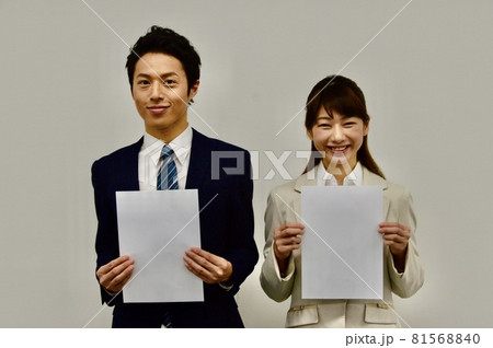 表彰される男女 81568840