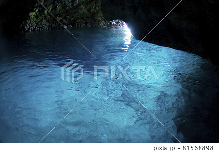 沖縄・恩納村・青の洞窟（水面）.2 81568898
