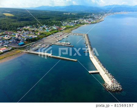 夏の北海道森町掛澗漁港の風景を空撮 夏の北海道森町掛澗漁港の風景を空撮 81569197