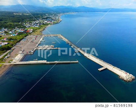 夏の北海道森町掛澗漁港の風景を空撮 夏の北海道森町掛澗漁港の風景を空撮 81569198