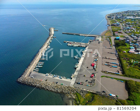 夏の北海道森町掛澗漁港の風景を空撮 夏の北海道森町掛澗漁港の風景を空撮 81569204