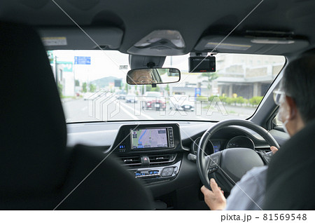 運転するシニア 81569548