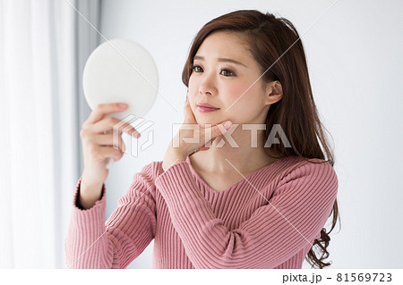 フェイスラインを見る女性 フェイスラインを見る女性 81569723