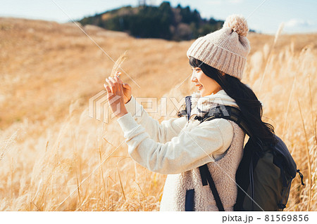 ススキ野原の写真を撮る女性 81569856
