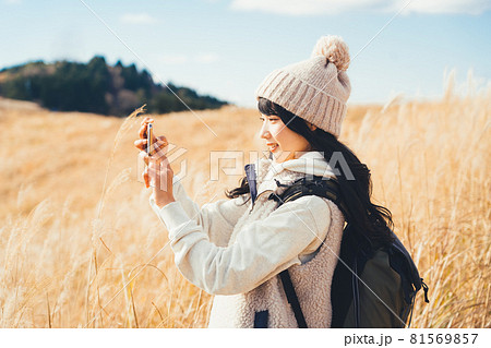 ススキ野原の写真を撮る女性 ススキ野原の写真を撮る女性 81569857