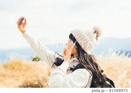 山頂で自撮りをする女性 81569973