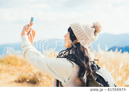 山頂で自撮りをする女性 81569974