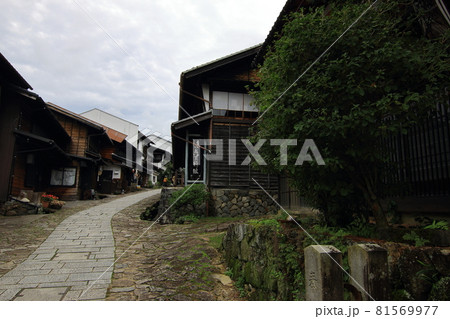 曇り空の馬籠宿　宿場町　中山道　岐阜県 81569977