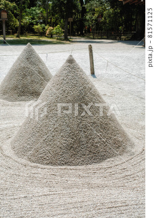 京都、上賀茂神社の立砂	 81571125