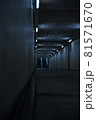 薄暗い地下通路 81571670