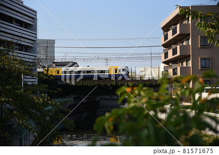 橋を通る電車 橋を通る電車 81571675