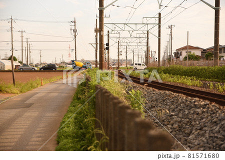 夕方の踏み切り 夕方の踏み切り 81571680