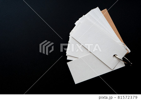 Blank ring memo on black background 81572379