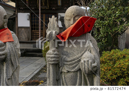 涎掛けが舞い上がる風の中の六地蔵・文京区南谷寺 涎掛けが舞い上がる風の中の六地蔵・文京区南谷寺 81572474