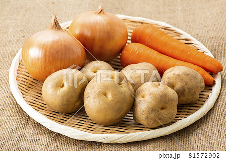 じゃがいも 男爵芋と人参と玉ネギの写真素材