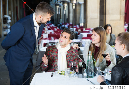 Positive company with restaurant manager 81573512