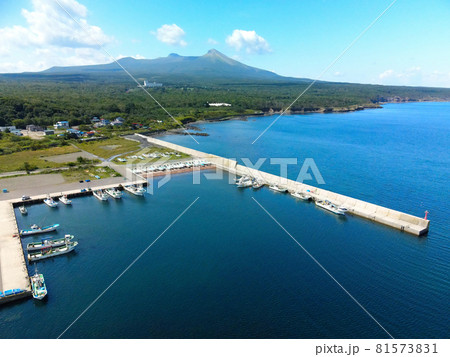 夏の北海道鹿部町出来澗漁港と砂原岳の風景を空撮 81573831