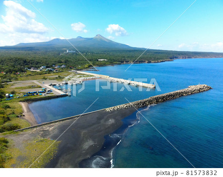 夏の北海道鹿部町出来澗漁港と砂原岳の風景を空撮 81573832