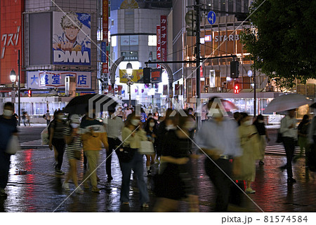 日本の東京都市景観 150万人超、国内累計感染者数。22時過ぎ、雨でも多くの人出…＝9月1日、渋谷 81574584