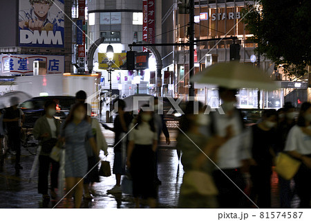 日本の東京都市景観 150万人超、国内累計感染者数。22時過ぎ、雨でも多くの人出…=9月1日、渋谷 日本の東京都市景観 150万人超、国内累計感染者数。22時過ぎ、雨でも多くの人出…=9月1日、渋谷 81574587