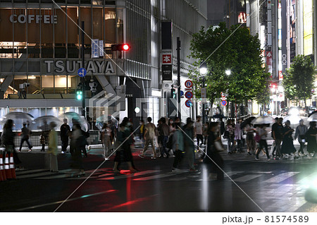 日本の東京都市景観 150万人超、国内累計感染者数。22時過ぎ、雨でも多くの人出…＝9月1日、渋谷 81574589