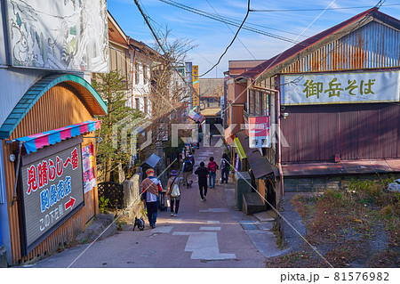 東京都青梅市の武蔵御嶽神社付近にある商店街 81576982