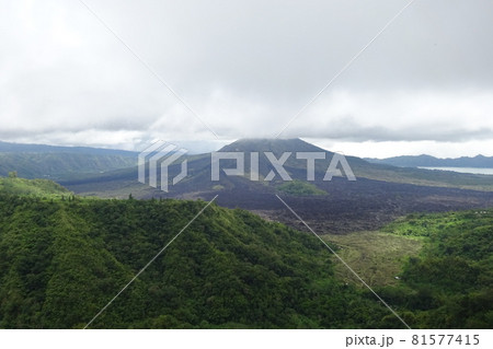 インドネシアーバトゥール山を臨む インドネシアーバトゥール山を臨む 81577415