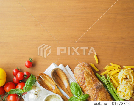 イタリアン食材　背景素材 81578310