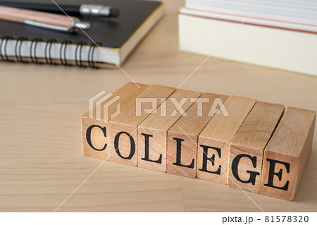 カレッジ、短大、大学｜「COLLEGE」と書かれたスタンプ、ノート、ペン、本 81578320