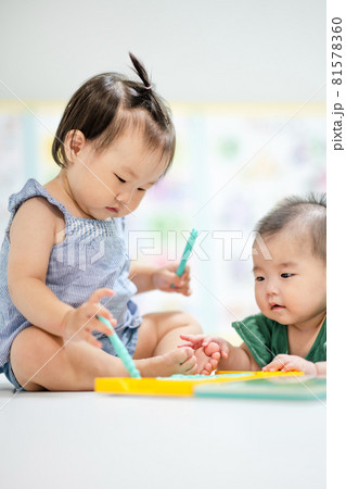 赤ちゃん 子供 幼児 81578360
