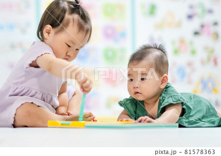 赤ちゃん 子供 幼児 81578363