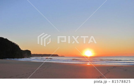 朝日 夕日 黄昏 茜色 曙 渚 砂浜 波 水平線 入田浜 朝日 夕日 黄昏 茜色 曙 渚 砂浜 波 水平線 入田浜 81578825