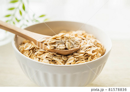 器に入ったロールドオーツ 81578836