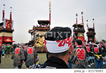 祭りを見守る男衆 祭りを見守る男衆 81578965